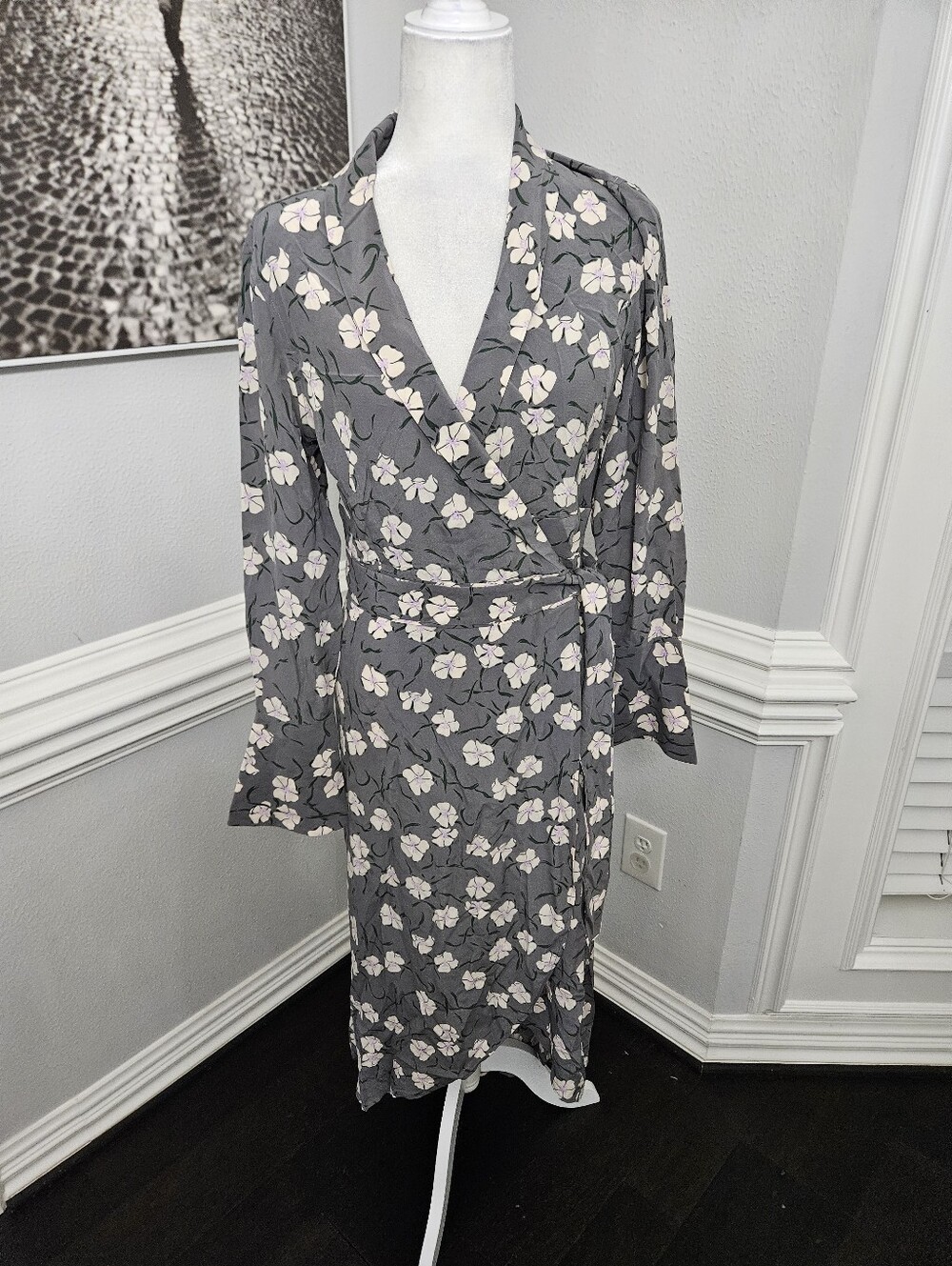 NWOT Equipment Femme 100% Silk Wrap Dress Floral Medium - Picture 2 of 8